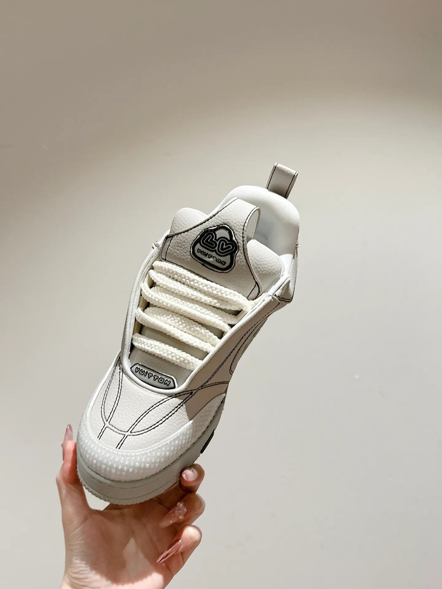 👟👟Ex-factory price 800👟👟 LV donkey brand L SKATE series latest color matching Tariner sneakers four-leaf clover skate shoes couple style retro basketball shoes original purchase development and production This LV Skate sneaker is decorated with colorful details on the grained cow leather shoe body, echoing the leather goods and ready-to-wear series of the season. A gradient Monogram flower blooms on the side of the sneaker. The padded tongue and Mini Monogram fabric-lined collar show the inspiration of skate shoes in the 1990s ▪️Material: original customized first-layer cowhide ▪️Inner lining: imported breathable mesh ▪️Sole: original open-molded non-slip TPU material ▪️Sole thickness: 3.5cm ▪️Size: Female 35-40 Male 39-44 (Female 41, Male 45.46 customized, non-returnable)